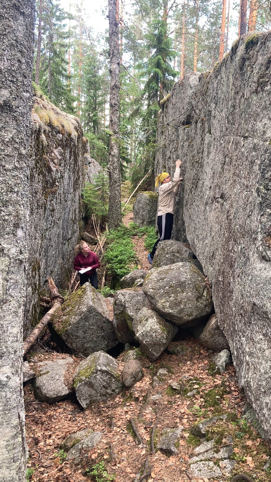 Parkourpakopeli Jyväskylässä, parkouraajat tekevät luolatehtävää